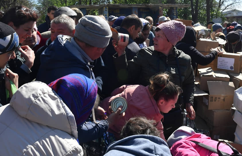 Местные жители в очереди за российской гумпомощью в одном из сел в Харьковской области