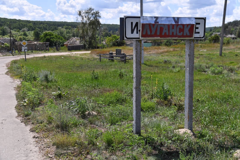 Табличка «Z V Луганск» на указателе села Избицкое в Харьковской области
