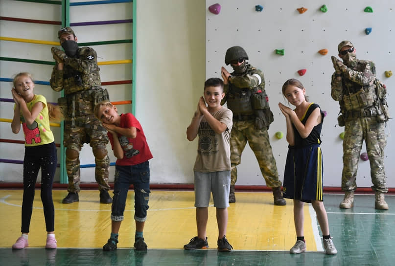 Российские военнослужащие и ученики школы одного из населенных пунктов в Запорожской области