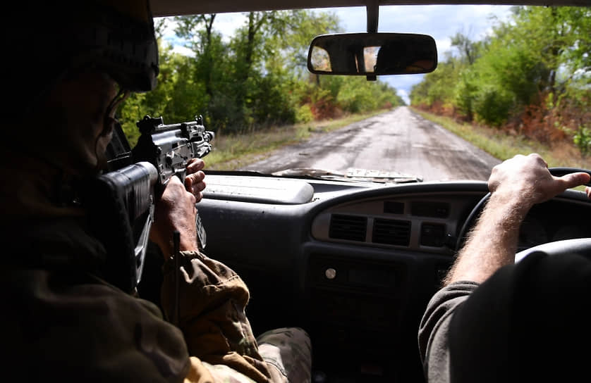 Бойцы ЧВК едут по окраине города Бахмут под Донецком