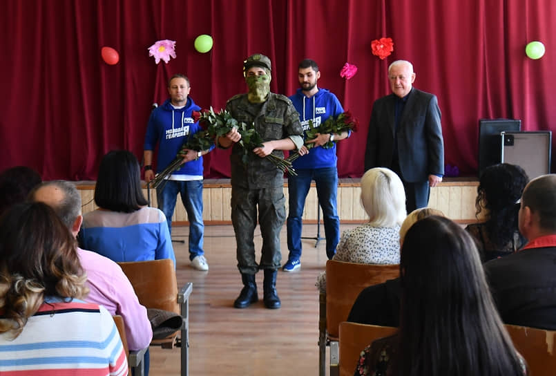 В Мелитополе представители «Молодой гвардии Единой России» и российские военнослужащие поздравили педагогов школы №1 с Днем учителя