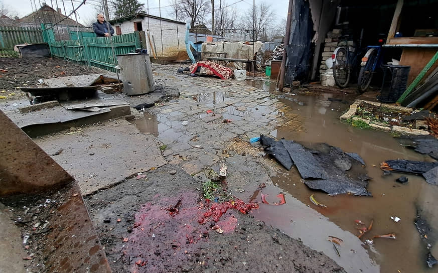 Тело женщины, погибшей в результате обстрела Петровского района Донецка