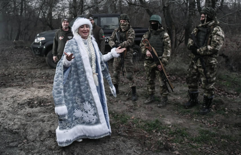 Представительница Общероссийского народного фронта в костюме Снегурочки выступает перед военнослужащими РФ на Запорожском направлении