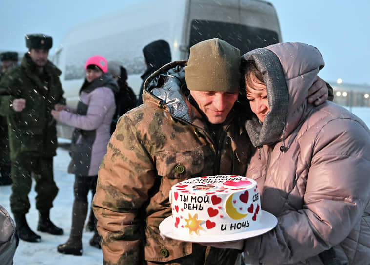 Встреча российских военнослужащих, вернувшихся из украинского плена, в Луганске 