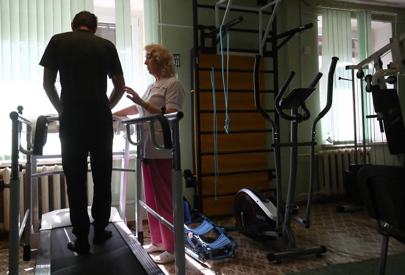 Получивший ранение в зоне СВО военнослужащий проходит реабилитацию в центре социального обслуживания населения города Волжский Волгоградской области