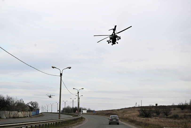 Вертолеты Ка-52 (слева) и Ми-28 ВС РФ в зоне проведения специальной военной операции