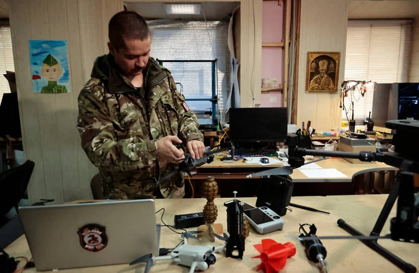 Военнослужащий батальона «Восток» программирует беспилотник в ДНР