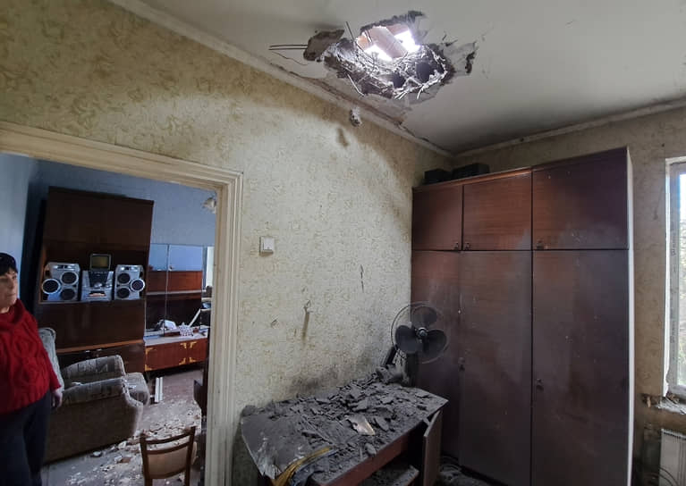 Отверстие в потолке одной из комнат жилого дома в Донецке