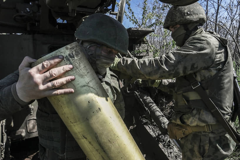 Подготовка военнослужащими ВС РФ самоходной артиллерийской установки «Гиацинт-С» 