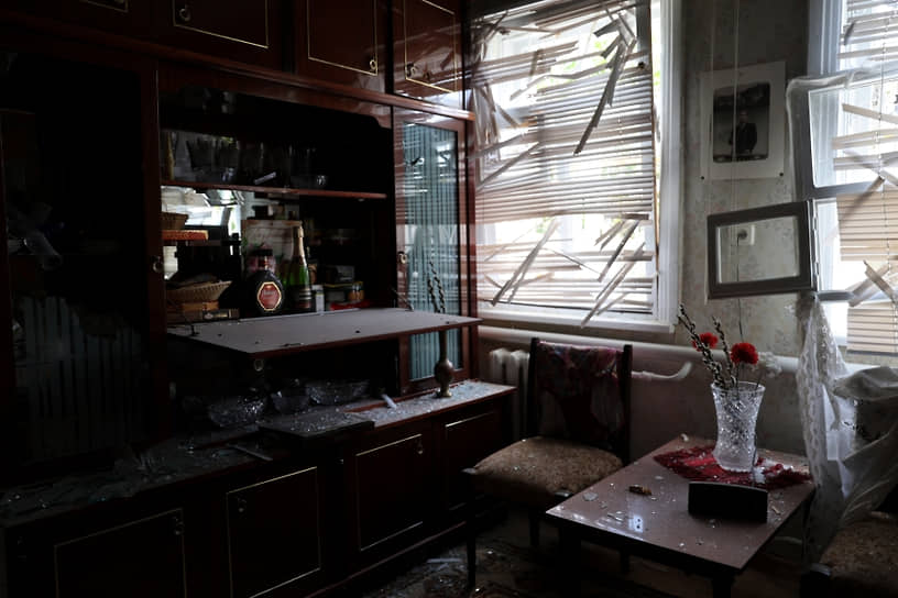 Выбитые окна жилого дома в результате обстрела Ясиноватой в ДНР