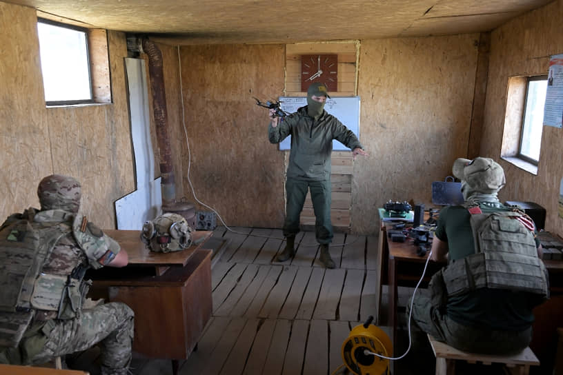 Занятия по подготовке операторов беспилотных летательных аппаратов на одном из полигонов в зоне спецоперации