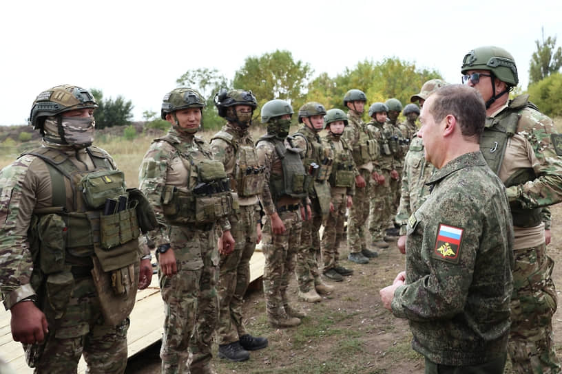 Заместитель председателя Совета безопасности РФ Дмитрий Медведев посещает полигон подготовки военнослужащих РФ в ДНР 