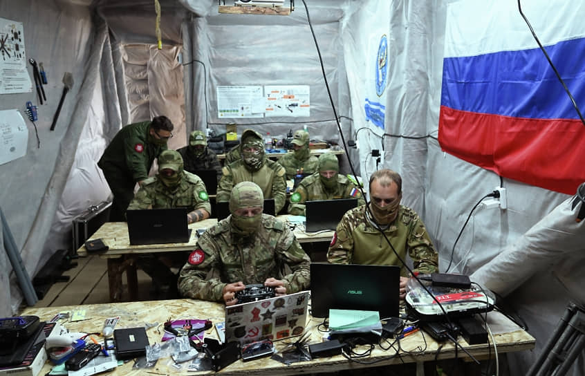 Обучение российских военнослужащих управлению FPV-дронами в полевом центре «Небесный воин» ЦВО 