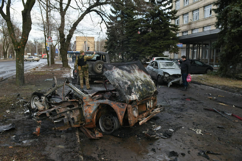 Поврежденные машины в Донецке 