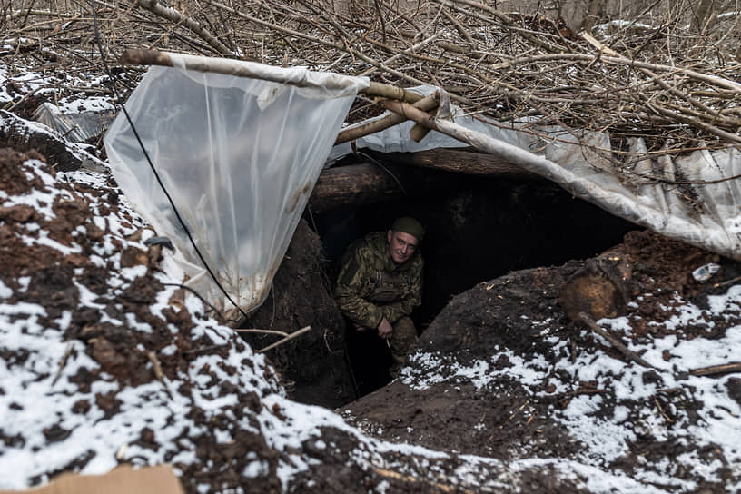 Украинский солдат на позиции около Артемовска 
