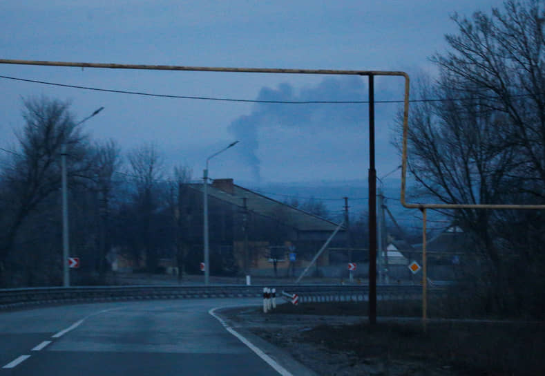 Украина закрыла воздушное пространство для гражданских самолетов
&lt;br>На фото: столб дыма над городом Часов Яр Донецкой области