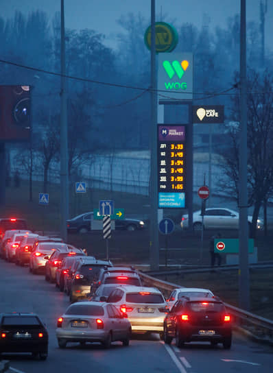 По сообщениям СМИ, Киев покидает большое количество частных машин