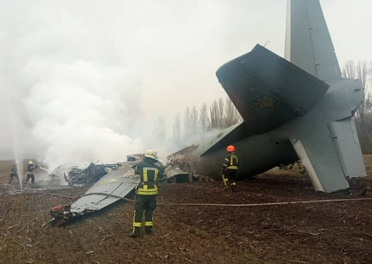 Спасатели на месте крушения самолета ВСУ в Киевской области