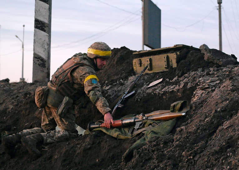 Военный с гранатометом под Харьковом