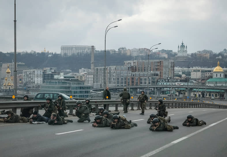 Военнослужащие Национальной гвардии Украины занимают позиции в центре Киева 25 февраля