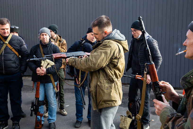 Жители Киева, получившие оружие для защиты города