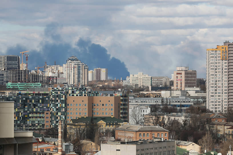 Дым после взрыва на окраине Киева