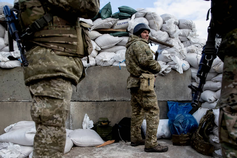 Украинские военнослужащие на блокпосту в Житомире