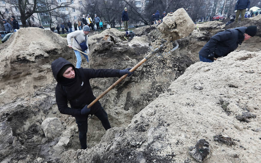 Местные жители копают окопы в Киеве 