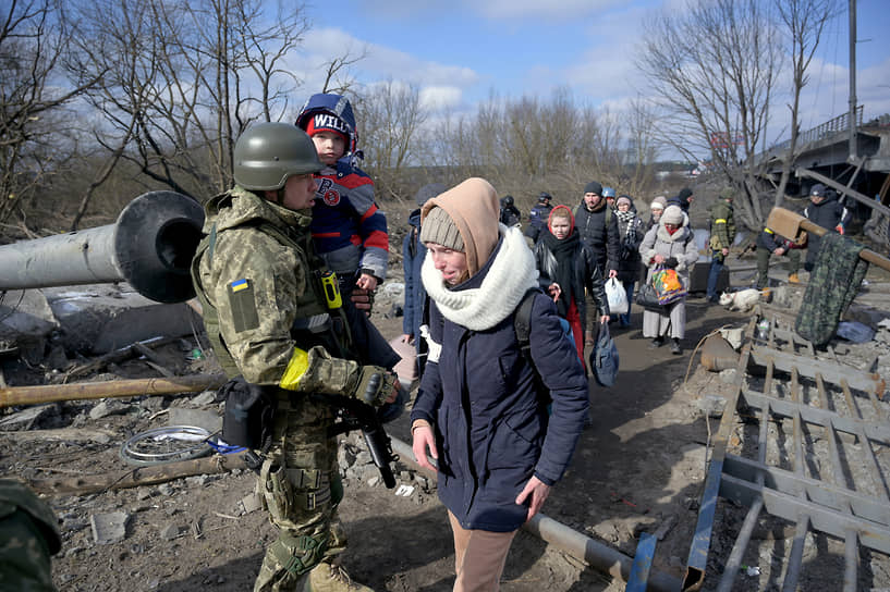 Эвакуация людей в украинском городе Ирпень 