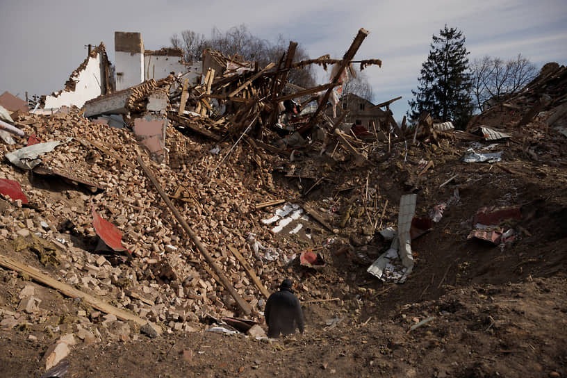 Воронка от бомбы в селе Бышев под Киевом