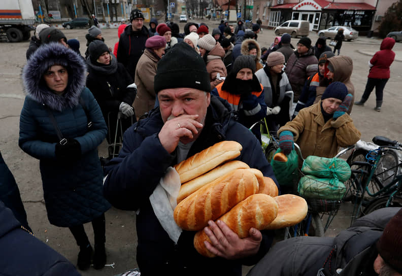 Местные жители получают гуманитарную помощь в городе Волноваха Донецкой области