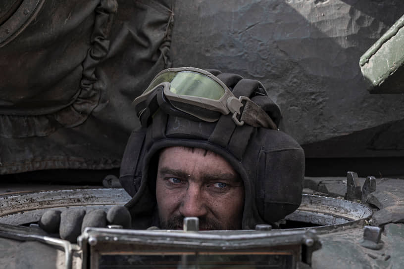 Военнослужащий выглядывает из люка танка в селе Лукьяновка
