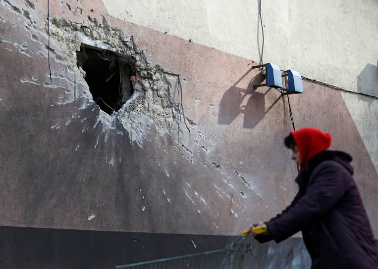 Пробитая снарядом стена жилого дома в Мариуполе