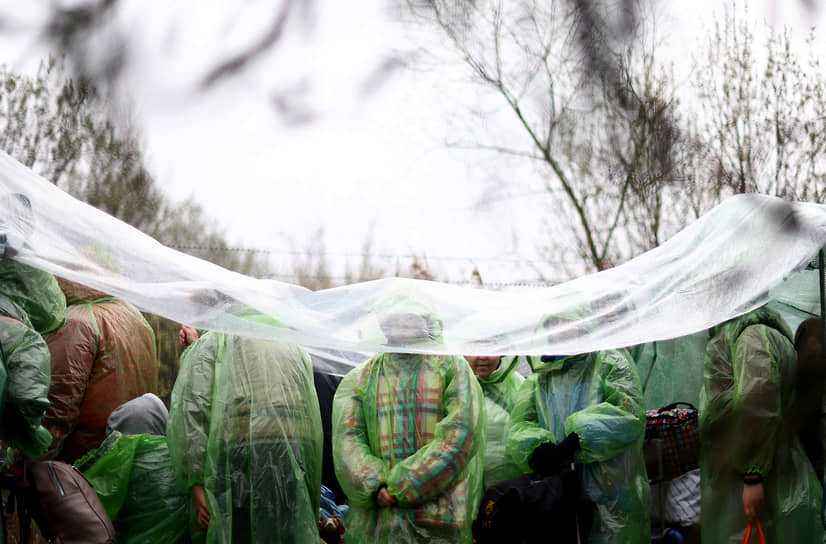 Очередь беженцев в селе Шегини Львовской области у украинско-польской границы 