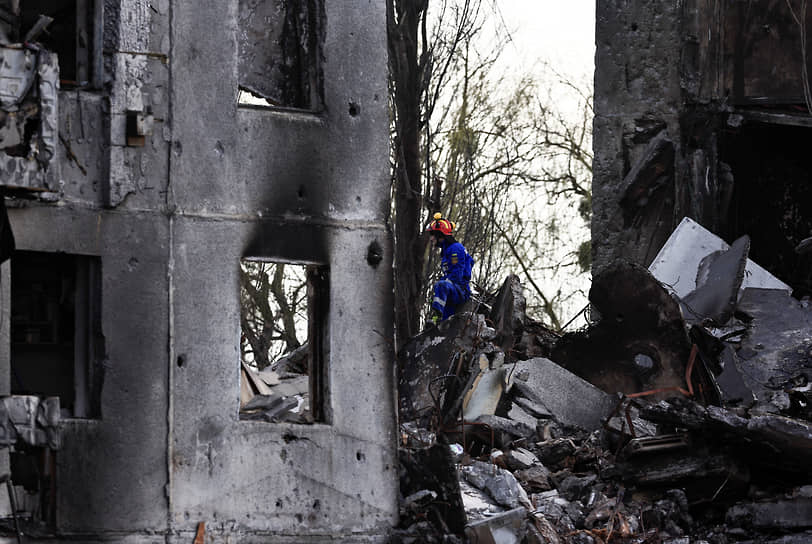 Спасатель разбирает завалы в украинском поселке Бородянка