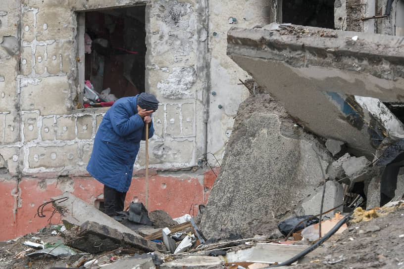 Женщина среди обломков дома в украинском городе Бородянка