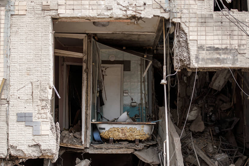 Ванна внутри разрушенного здания в Харькове