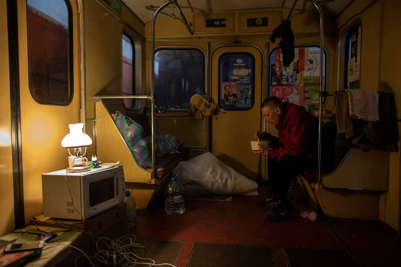 Местный житель прячется в вагоне метро в Харькове