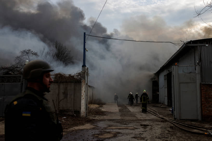 Пожарные тушат завод в Харькове