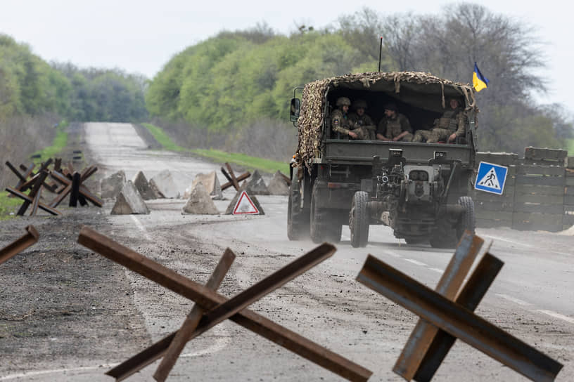 Украинский военный автомобиль недалеко от города Изюм Донецкой области