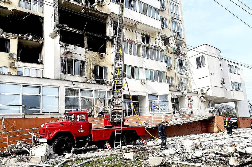 Работники МЧС спасают жителей из поврежденного здания