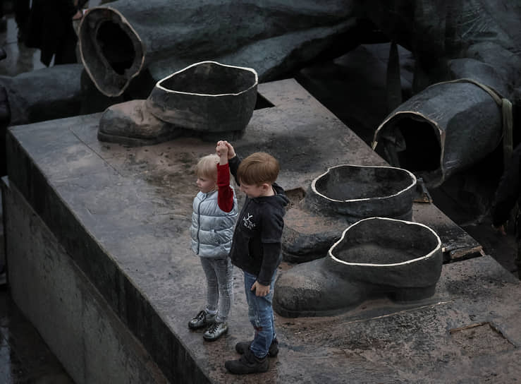 Дети на месте снесенного памятника дружбы народов в Киеве
