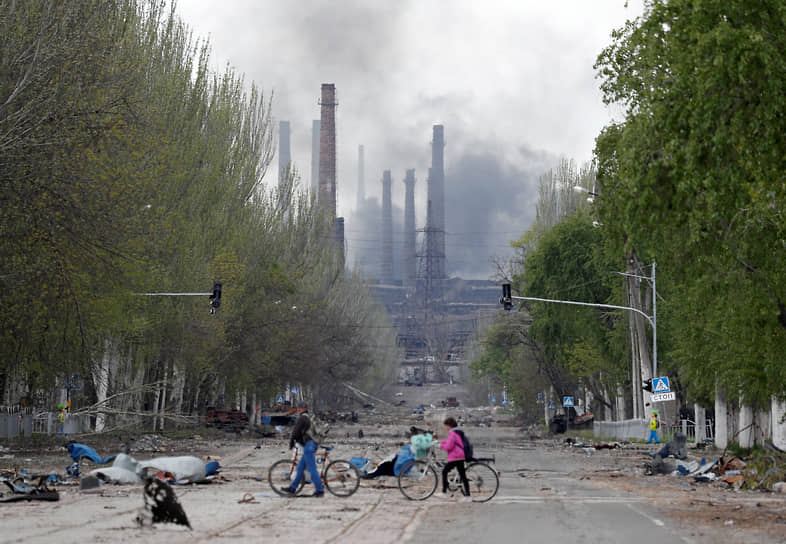 Дым над заводом «Азовсталь» в Мариуполе