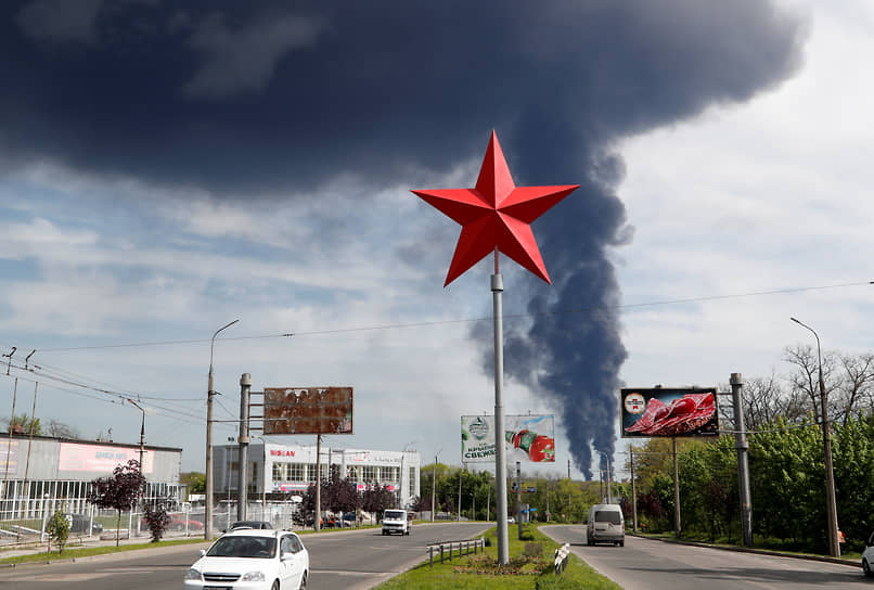 Дым над горящей нефтебазой на окраине Донецка