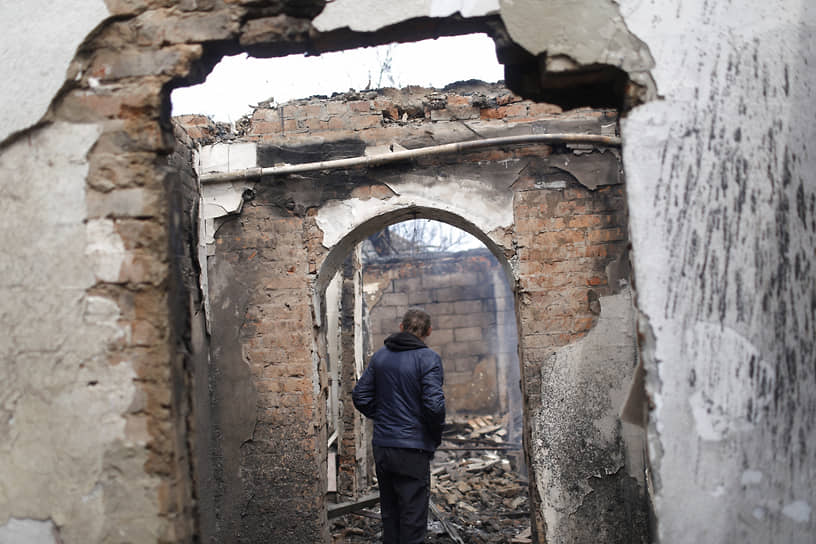 Мужчина в уничтоженном доме в Дергачах под Харьковом