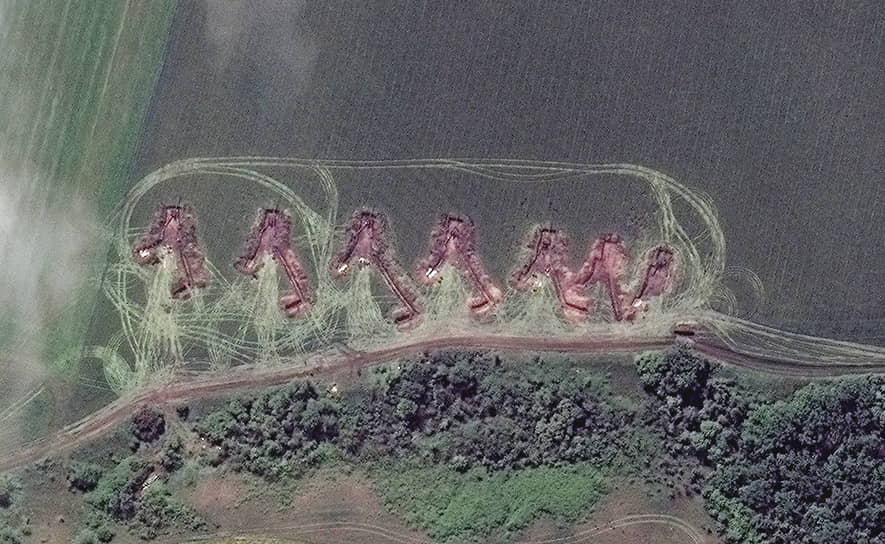 Буксируемая артиллерия на огневых позициях к северу от города Лиман на спутниковом снимке