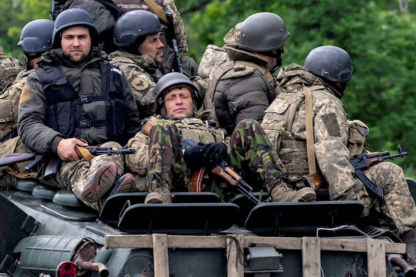 Украинские военнослужащие едут на машине в Донецкой области