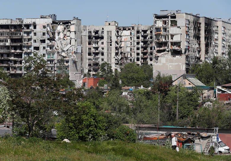 Вид на разрушенные жилые дома в Мариуполе