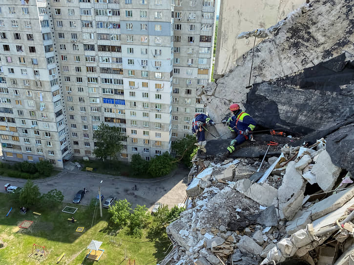 Спасатели работают в жилом доме, пострадавшем от обстрелов в Харькове