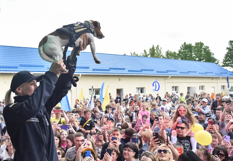 Пес-сапер Патрон на праздновании Дня защиты детей во Львове